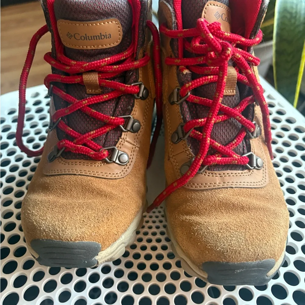 Columbia Kids Tan Brown Boots with Red Laces